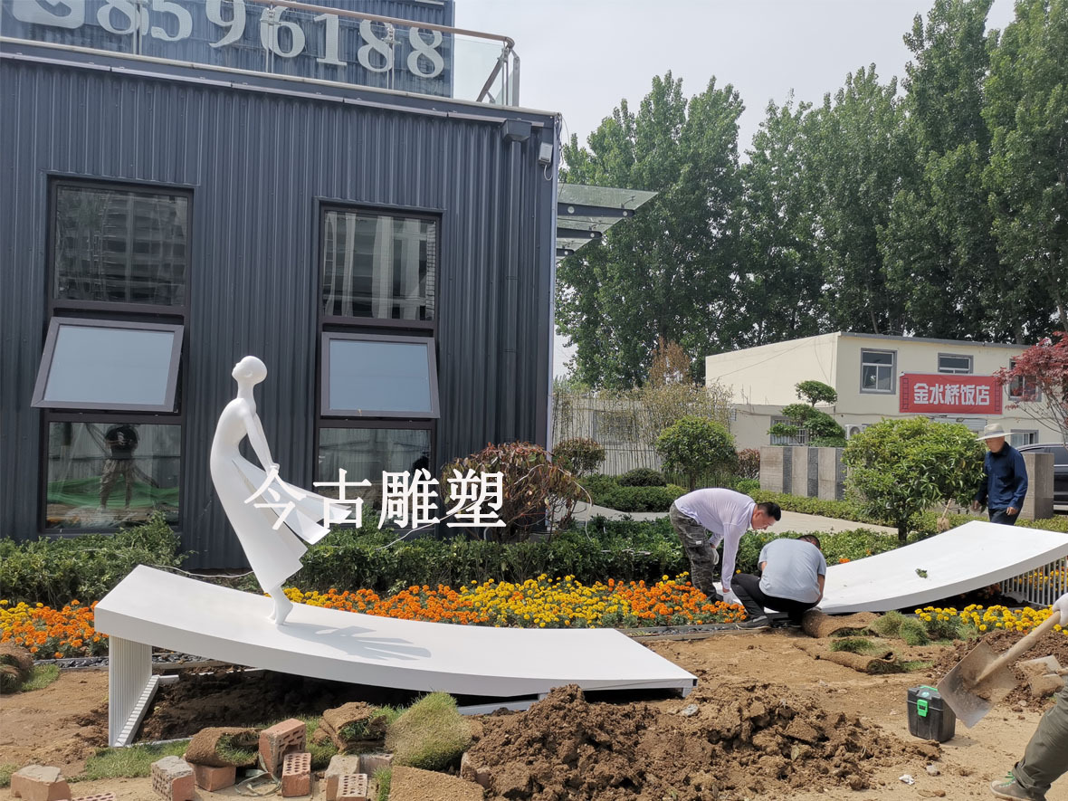 不銹鋼噴漆船頭人物雕塑