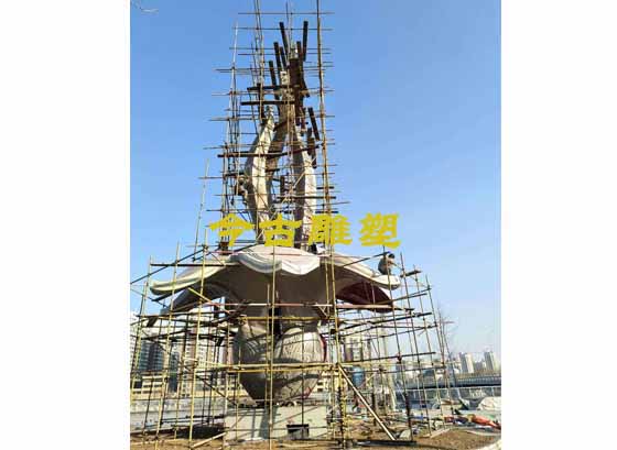 21米高不銹鋼雕塑安裝現(xiàn)場