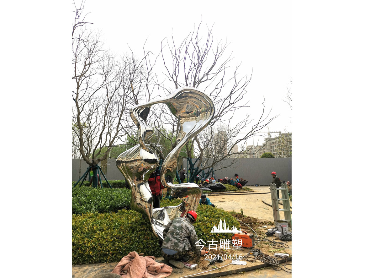 鏡面不銹鋼紐帶雕塑